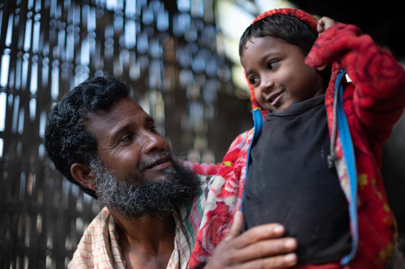 توسلم أوديم ونجله، بنغلاديش. الصورة: برنامج الأغذية العالمي / مهدي الرحمن