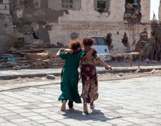 مدينة المخا القديمة على الساحل الغربي لليمن والتي تضررت بشدة من الغارات الجوية. برنامج الأغذية العالمي / أنابيل سيمينغتون