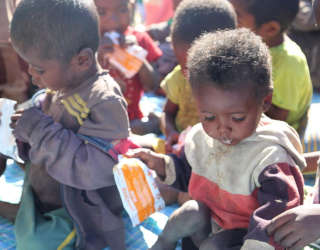 الأطفال الذين يعانون من نقص الوزن وسوء التغذية يتلقون العلاج في مركز تغذية في منطقة أمبوفومبي. الصورة: برنامج الأغذية العالمي / شيلي ثكرال